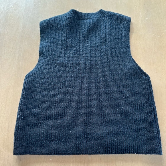 Tank tops 🖤 - Picture 4 of 4